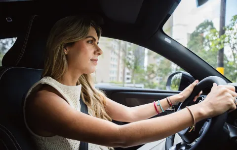mujer conduciendo su volvo